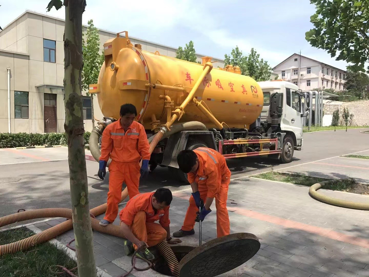 涿州管道疏通车停在窨井附近