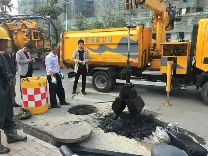 涿州街道：网格员化身“清道夫”，为民解忧疏通“堵心”化粪池