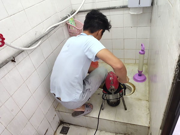 涿州管道堵塞冒臭气 专业师傅现场解决问题