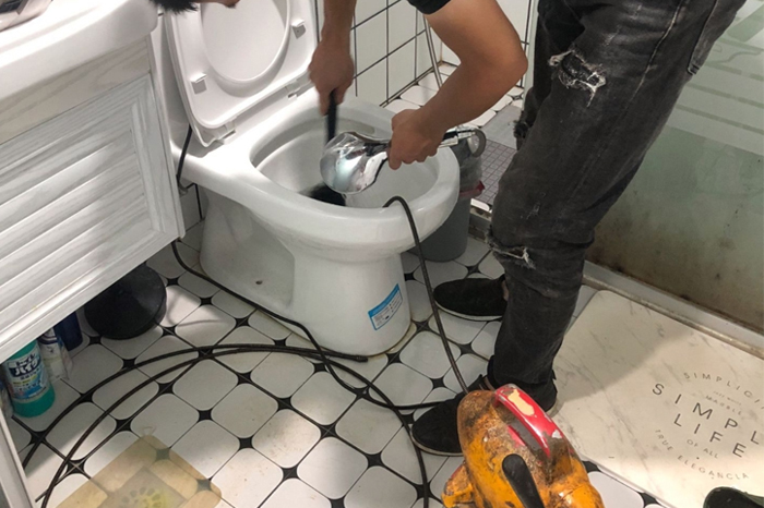 涿州马桶堵塞自己疏通还是找师傅?专业上门服务让你省时更省心